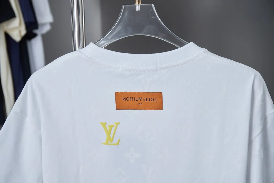 🅿️190 Louis LV 25ss new early spring short-sleeved short sleeves with full-bottom printed foam letters. Light luxury. A must-have item for men and women for daily commuting. Correct version. Welcome to compare. Detailed features · 320g 100% cotton double yarn jersey fabric · Digital direct-injection cloth dyeing and printing logo pattern · Color gradient LV letters three-dimensional foam · Double-needle stitching and cross-stitching technology · Original main mark, washable tag, brand moisture-proof paper packaging Color: black/white Size: S/M/L/XL